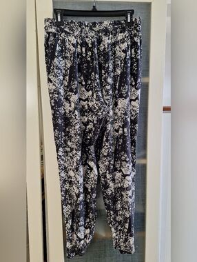 Silk S Floral Jogger Pants